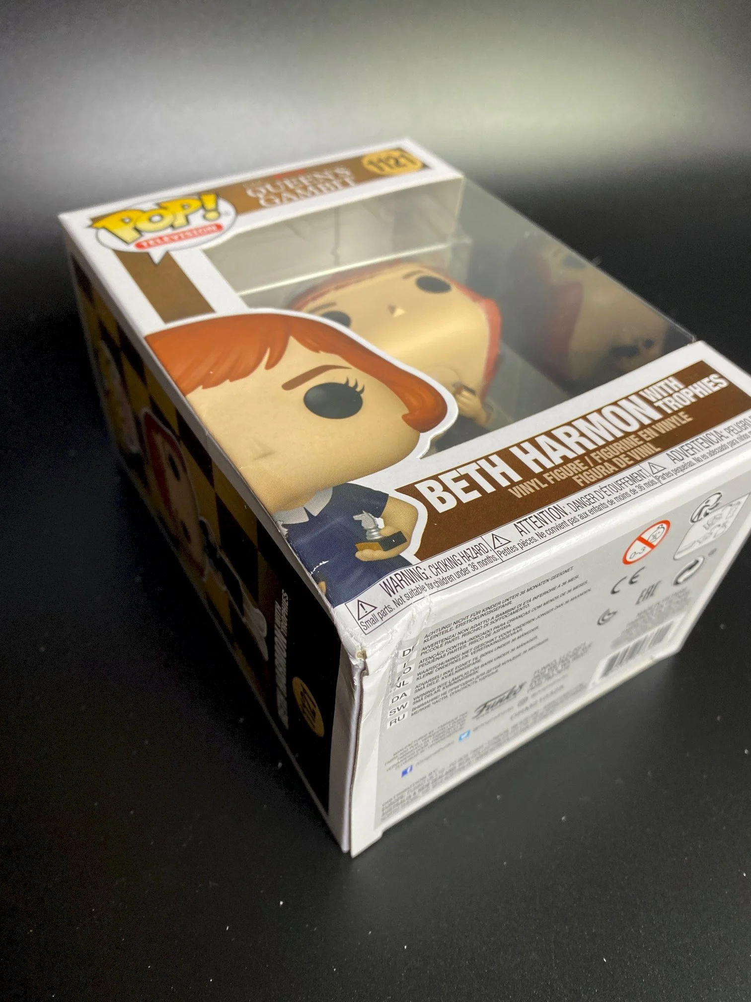 Figurka Funko POP Queens Gambit: Beth with Trophies 1121 (Uszkodzone pudełko - zdjęcie) – zdjęcie 2
