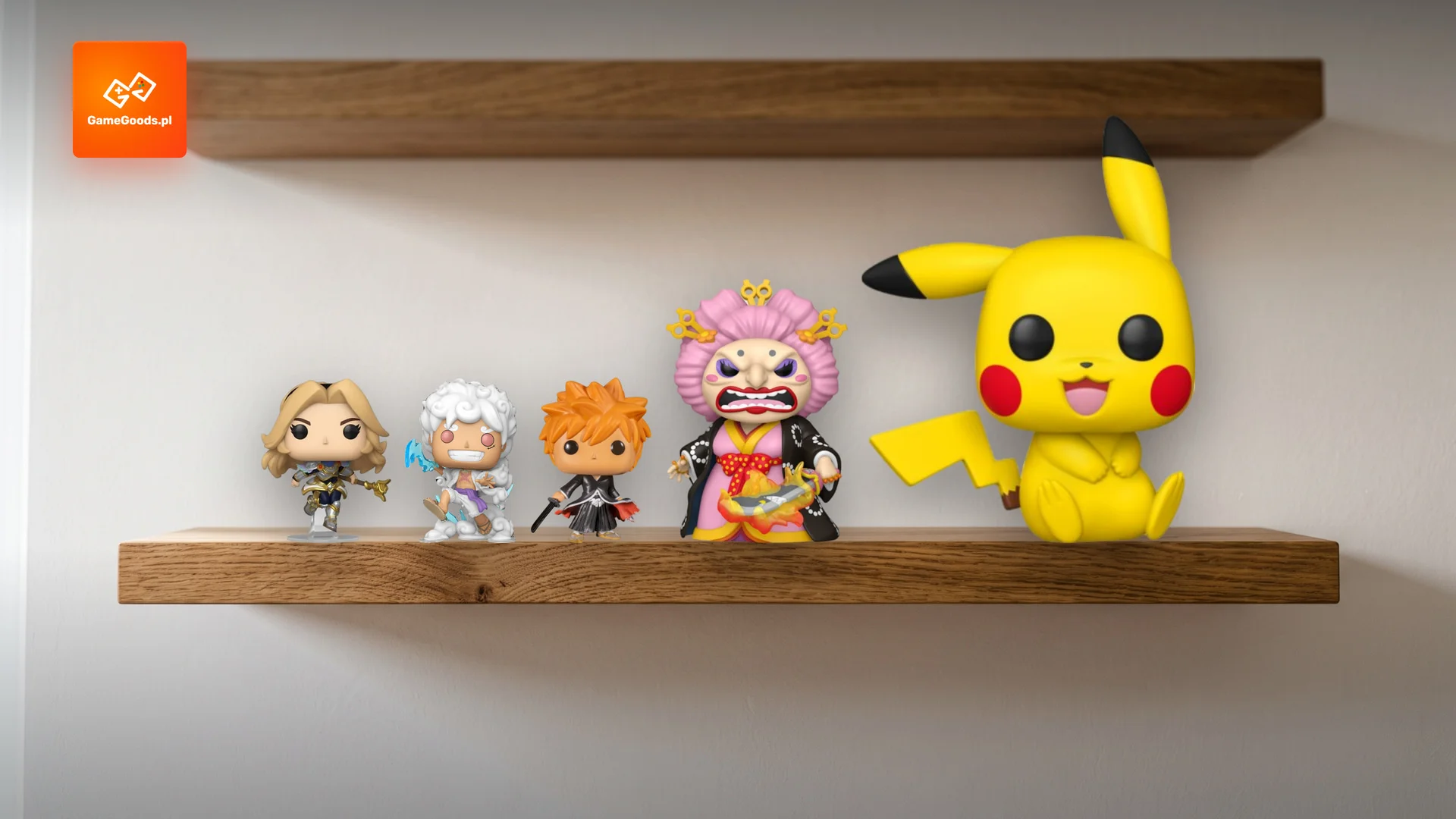 Czym są figurki Funko Pop - pięć figurek na półce kolekcjonera w prawdziwych proporcjach, od standardowych 9 cm po Pikachu Jumbo 25 cm